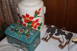 lot 1027 image: Lot of (3) Home Dcor - Ceramic Flower, Metal Tin,  Hanging Cow
