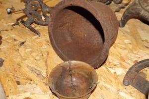 lot 264 image: Lot of (2) Vintage Bowls