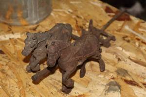 lot 265 image: Vintage Dcor - Iron Horse with Wagon Rigging