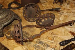 lot 266 image: Lot of (3) Vintage Assorted Iron Dcor
