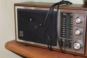 lot 1077 image: Vintage GE 4W Table Radio 7-4145A