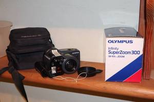 lot 1078 image: Olympus Infinity Super Zoom 300 38-105mm Zoom Lens Camera