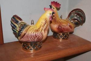 lot 1082 image: Lot of (2) Table Dcor - Chickens