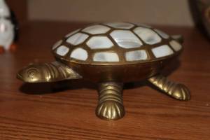 lot 1092 image: Turtle Table Dcor