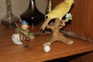 lot 1094 image: Lot of (4) Bird Table Dcor