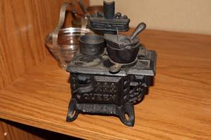 lot 1097 image: Vintage Metal Mini Queen OvenStove