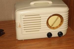 lot 1101 image: Vintage Emerson Table Radio