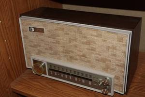 lot 1102 image: Vintage Zenith Model KZ25 Table Radio