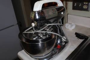 lot 1109 image: Vintage Hamilton Beach Stand Mixer