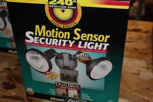 lot 313 image: HeathZenith DualBrite Motion Sensor Security Light (New)