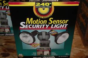 lot 314 image: HeathZenith DualBrite Motion Sensor Security Light (New)
