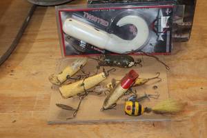 lot 328 image: Vintage Fishing Lures (x9)  10 Twisted One Large Fish Lure