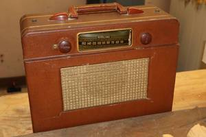 lot 480 image: Vintage Airline Radio