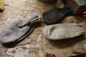 lot 344 image: Lot of (3 Pair) Assorted Cold Weather Work GlovesMittens