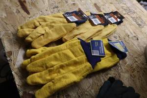 lot 346 image: Lot of (5 Pair) Mens Chore Gloves