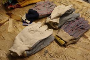 lot 348 image: Lot of (4 Pair) Mens Assorted Work Gloves
