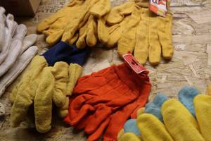 lot 351 image: Lot of (4 Pair) Mens Assorted Work Gloves