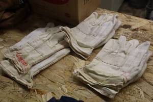 lot 352 image: Lot of (3 Pair) Mens Assorted Work Gloves