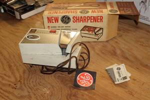 lot 364 image: Vintage G.E. Knife Sharpener