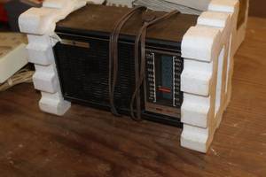 lot 374 image: Vintage GE FMAM Table Radio