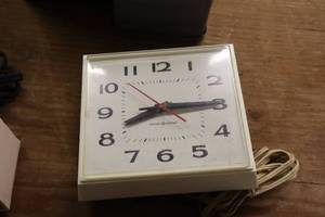 lot 375 image: Vintage GE Electric Wall-Mount Clock