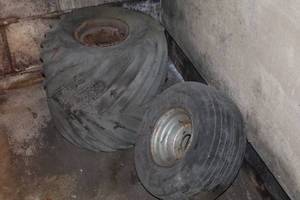 lot 435 image: Lot of (3) Tires with Rims