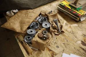 lot 556 image: Lot of (1 Bag) Assorted Hardwares - Handles, Bearings, Pulleys