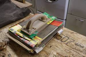 lot 557 image: Lot of (1 Stack) Assorted Sandpaper Sheets with Hand Sander