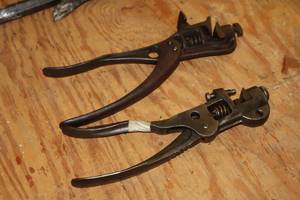 lot 563 image: Lot of (2) Vintage Saw Setters