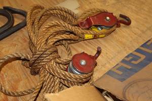 lot 564 image: Rope Hoist with Two Hooks w Pulleys
