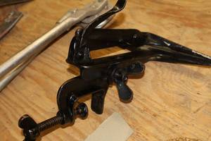 lot 566 image: Vintage Cast Iron Hand Saw Sharpening Vise