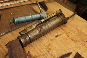 lot 573 image: Lot of (2) Assorted Grease Guns - 14 and 10