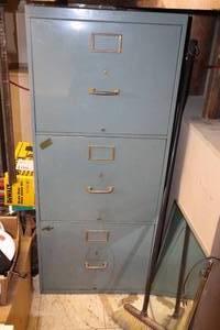 lot 667 image: Metal File Cabinet 3-drawer