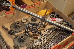 lot 612D image: Lot of (1 Box Top) Assorted Gears and Chains