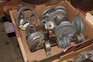 lot 612G image: Lot of (1 Box Top) Assorted Pulleys