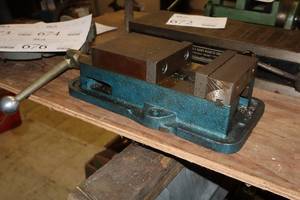 lot 673 image: Kurt AngLock Milling Vise