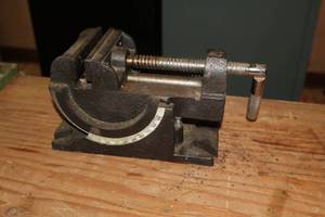 lot 675 image: 4-grip U-Type Angle Vise