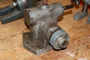 lot 685 image: Iron Gear Pump