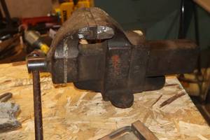 lot 718 image: Bench Vise 4-grip
