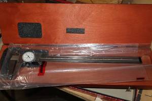 lot 737 image: Starrett Dial Caliper 120Z-12 (New ) with Wooden Case