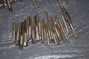 lot 800 image: Lot of (24) Assorted Threading Bits