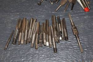 lot 801 image: Lot of (24) Assorted Threading Bits