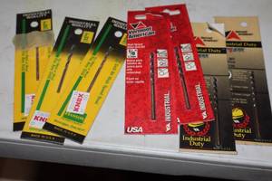 lot 864 image: Lot of (7) Assorted Drill Bits - 18 (x4) and 332 (x3) (New )