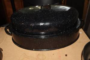 lot 1136 image: Roaster with Lid