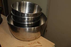 lot 1138 image: Lot of (4) Metal Mixing Bowls