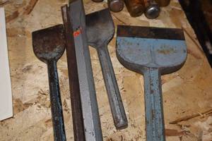 lot 894 image: Lot of (5) Assorted Chisels