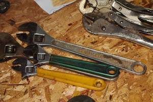 lot 901 image: Lot of (4) Assorted Adjustable Wrenches