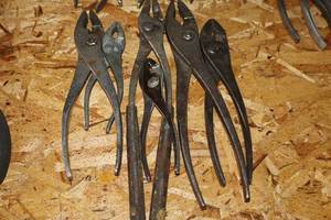 lot 907 image: Lot of (6) Assorted Pliers