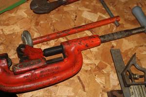 lot 916 image: Pipe Cutter and Pipe Wrench
