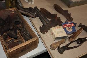 lot 931 image: Lot of (1 Box) Assorted ShoeBoot Cobbler Tools